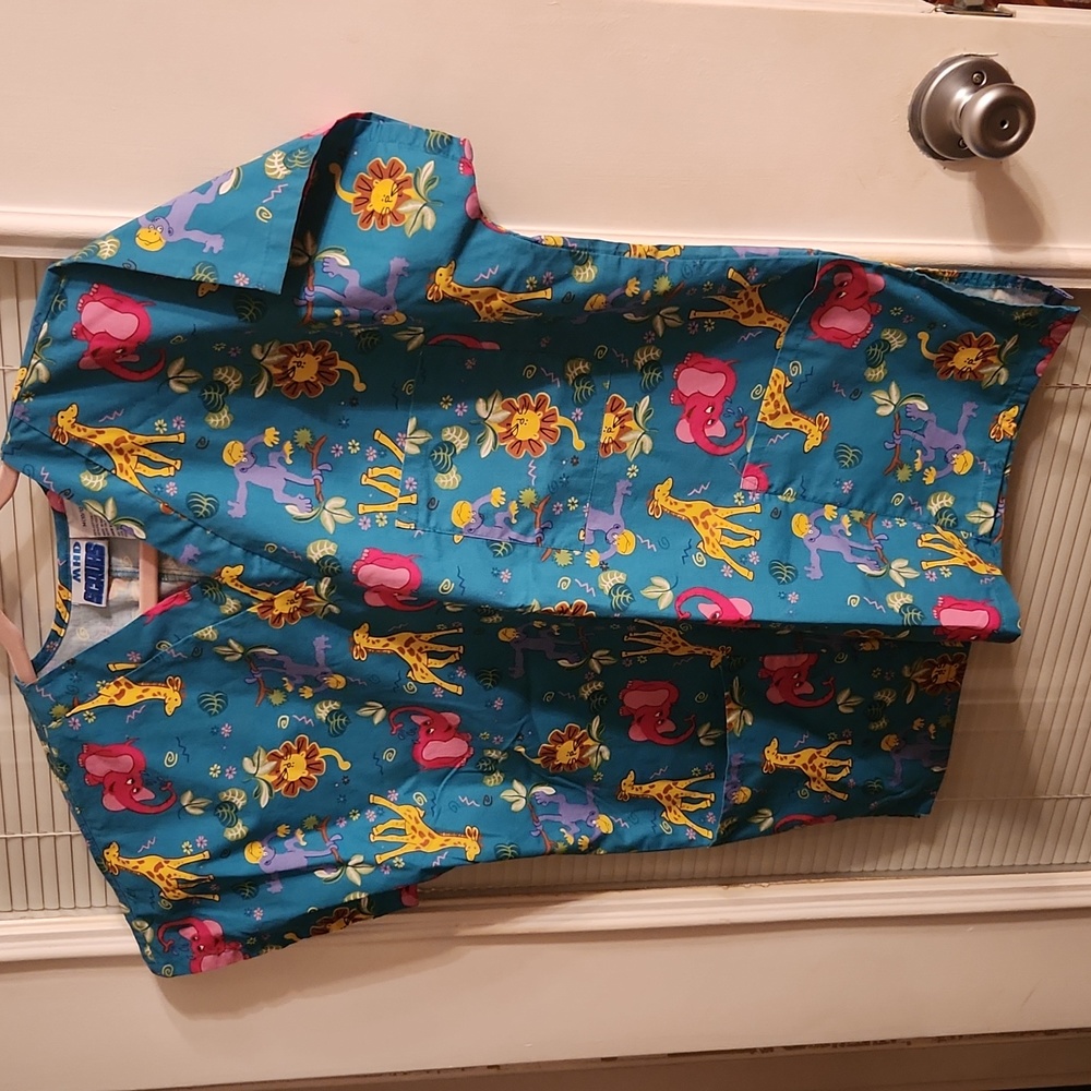 Scrub  MHD Scrubs women MEDIUM medical  Top- teal Yellow giraffe Monkeyp2p 24